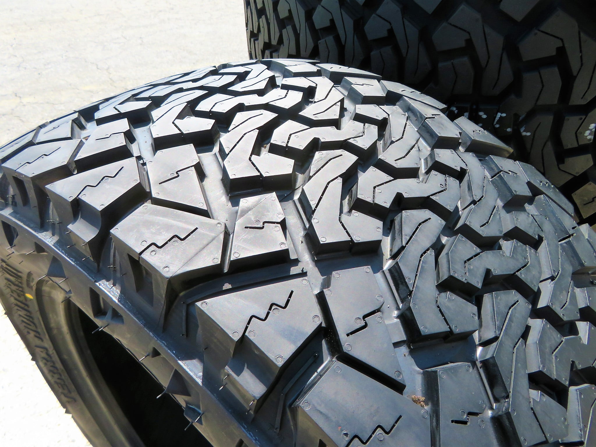 Venom Power Terra Hunter X/T All-Terrain Tire – 33X12.50R20 LRE 10PLY Rated 114R Sansujyuku sansujyuku.com