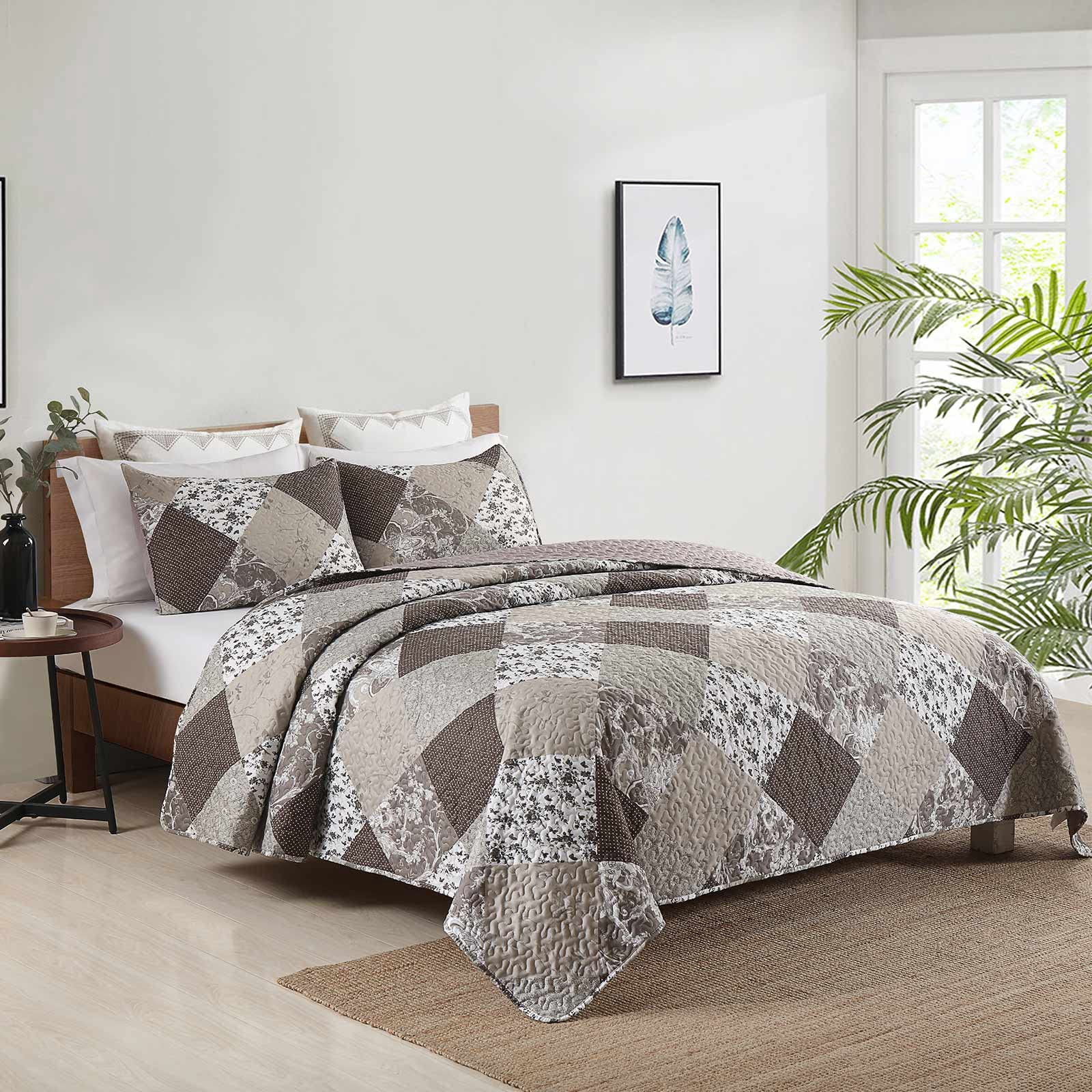 Queen Size Quilt Sets, Greagle 3-Piece Soft Warm Lightweight Bedspread Machine Washable Summer Quilt Bedding Set with Pillow Shams, Brown Plaid Patchwork Print, 90"x90"