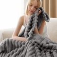 thumbnail image 3 of Manta Bedsure Frost de forro polar gris para sofá, 130 x 180 cm, 3 of 6