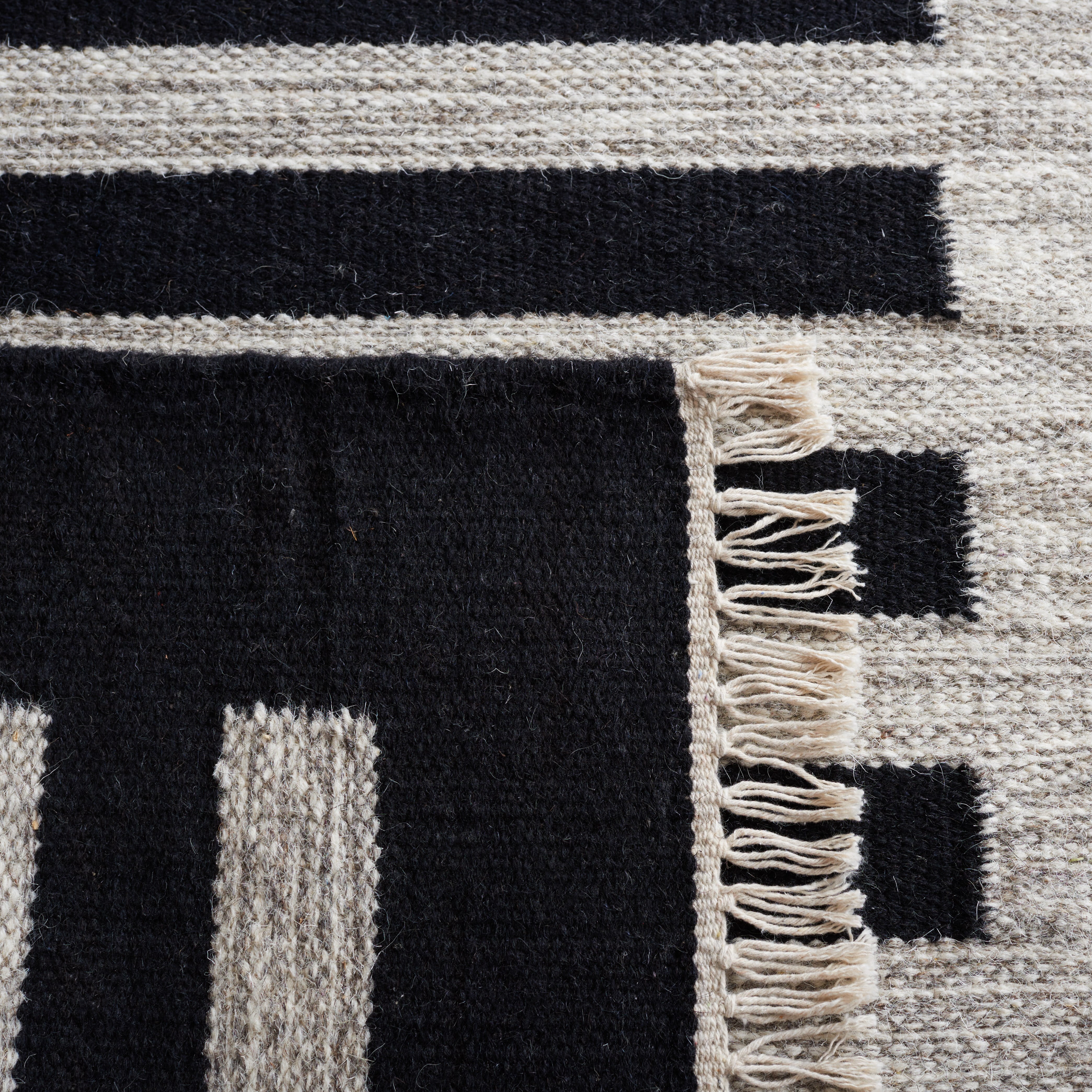SAFAVIEH Striped Kilim Cady Striped Area Rug, Beige/Black, 4' x 6'
