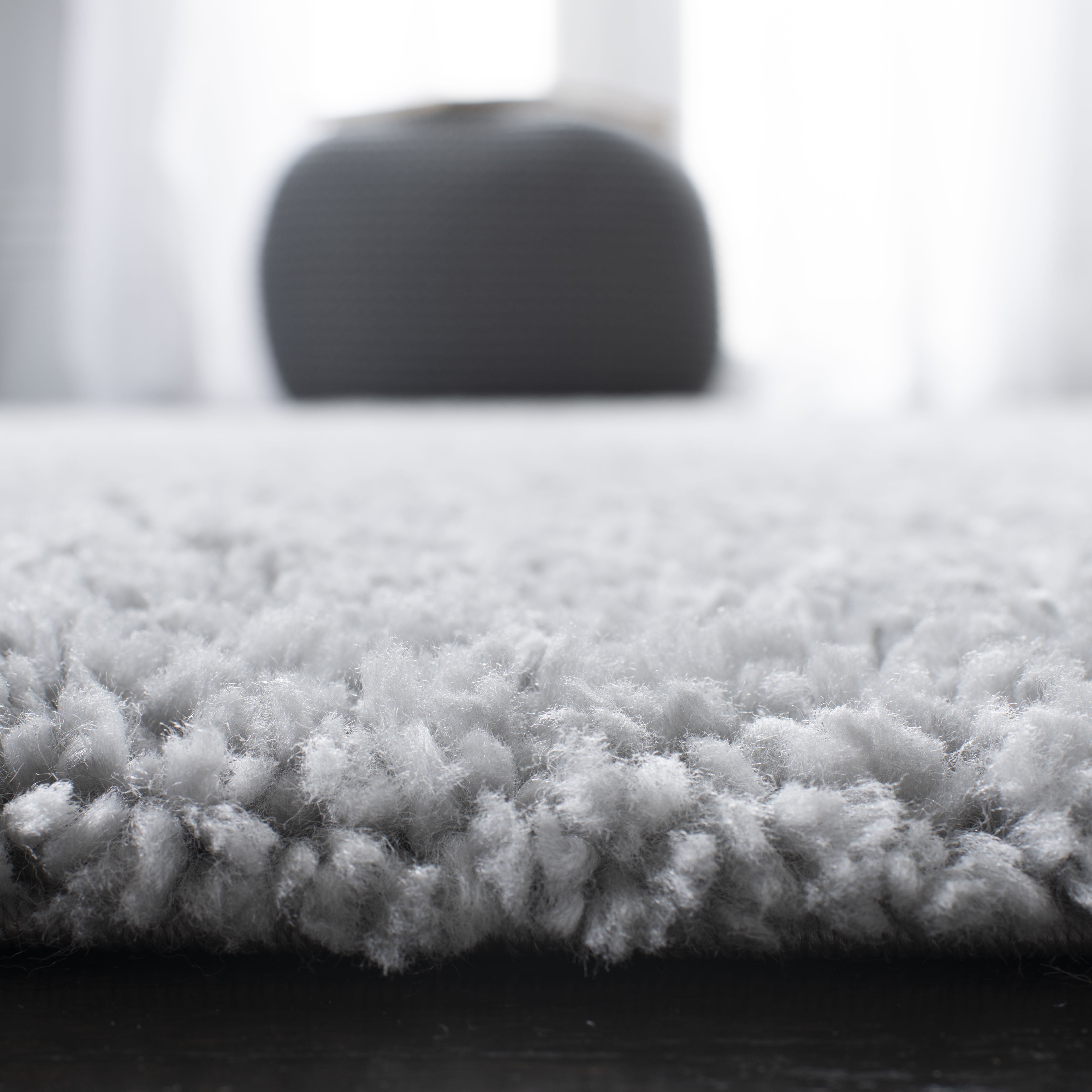 SAFAVIEH August Carlene Solid Plush Shag Runner Rug, Silver, 2'3" x 14' - Modern Design, Silver, Non-Shedding & Easy Cleaning, Ultra Plush Thick Pile, Ideal for Living Room, Bedroom