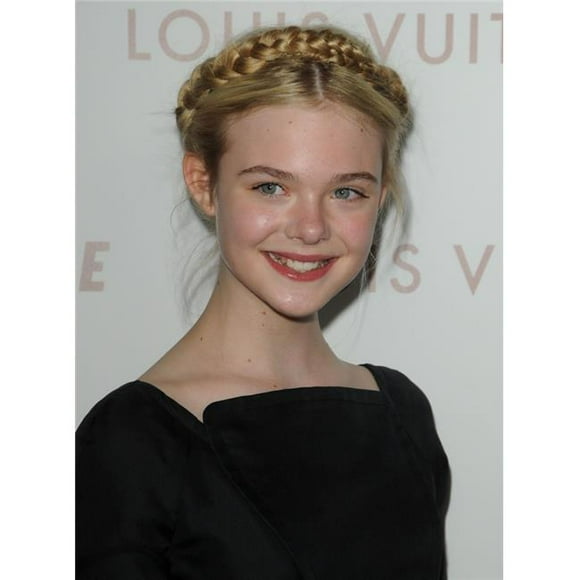 EVC1007D05DX011H Everett Collection Elle Fanning à l'Arrivée pour la Première de Something Arclight Hollywood Los Angeles Ca 7 Décembre 2010 Photo par Dee Cercone Impression Photo, 8 x 10