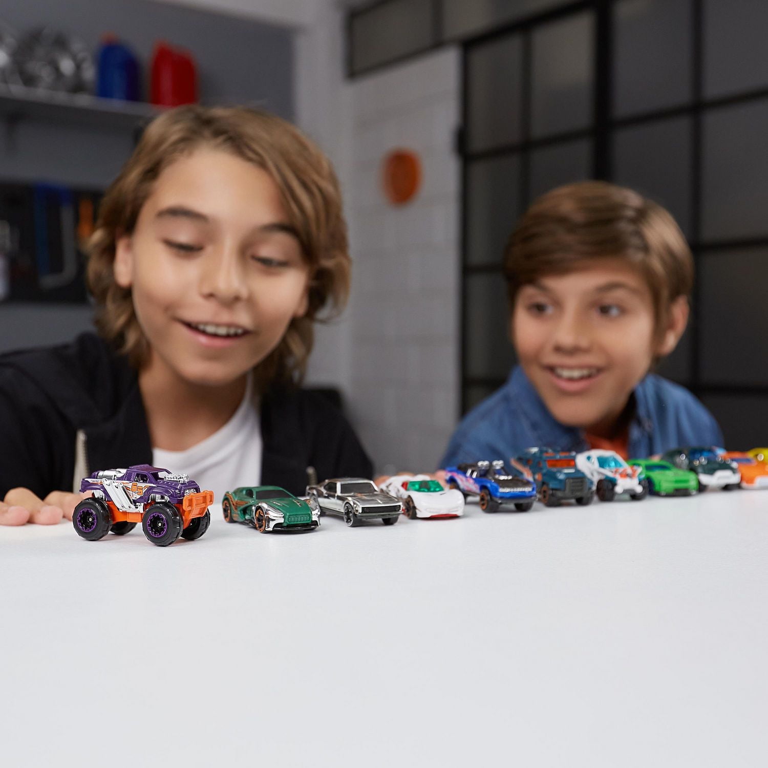 Ensemble de 1 petite voiture de course Machines en métal (les styles peuvent varier)