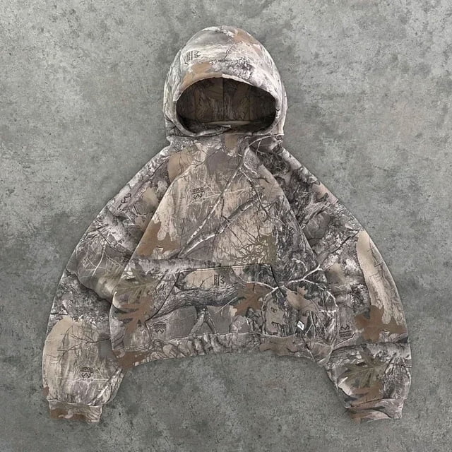 y2k-conjunto de 2 piezas de camuflaje, sudadera con capucha y cremallera, pantalones de chándal de gran tamaño, pantalones de pierna ancha informales, ropa de calle, estilo europeo y americano Sudadera con capucha de corte amplio en camuflaje beige y gris, algodón con bordado decorativo en el pecho, cierre frontal con cremallera, mangas largas con puños elásticos y dobladillo ancho; vista frontal centrada sobre fondo de cemento, adecuada para uso casual en campus y viajes cortos.