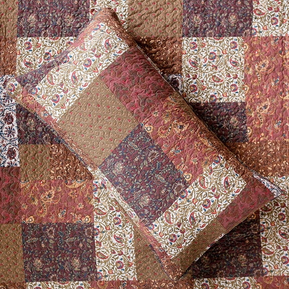 Red Riches 3-Piece Quilt Set - King Size with 2 Shams, Autumn Patchwork Design, Red Toned Lightweight Quilted Bedspread, Fall-Inspired Country Bedding