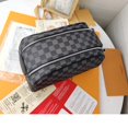 thumbnail image 1 of Prepárese Para Enviar Una Bolsa De Cosméticos L.V Auténtica Con Cremalleras Dobles . Cuarenta Y Siete Mil Quinientos Veintiocho, 1 of 4