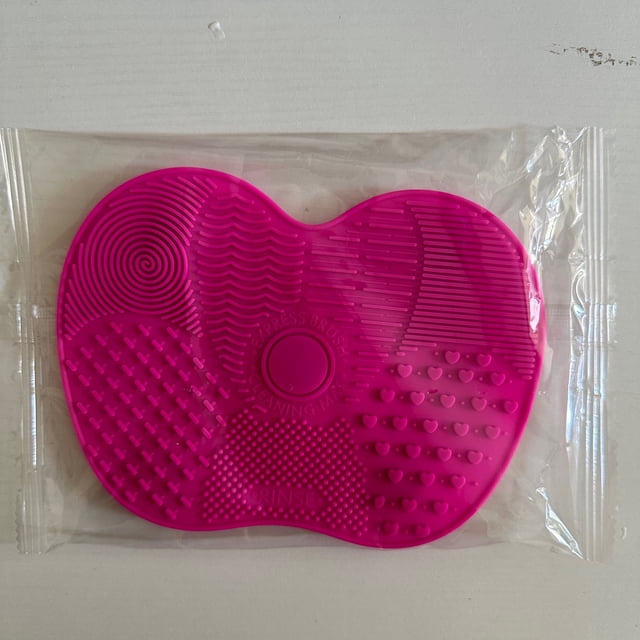 Apple-Shaped Makeup Brush Cleaner Pad, Silicone Brush Cleaning Mat with Suction Cup for Cosmetic Tools