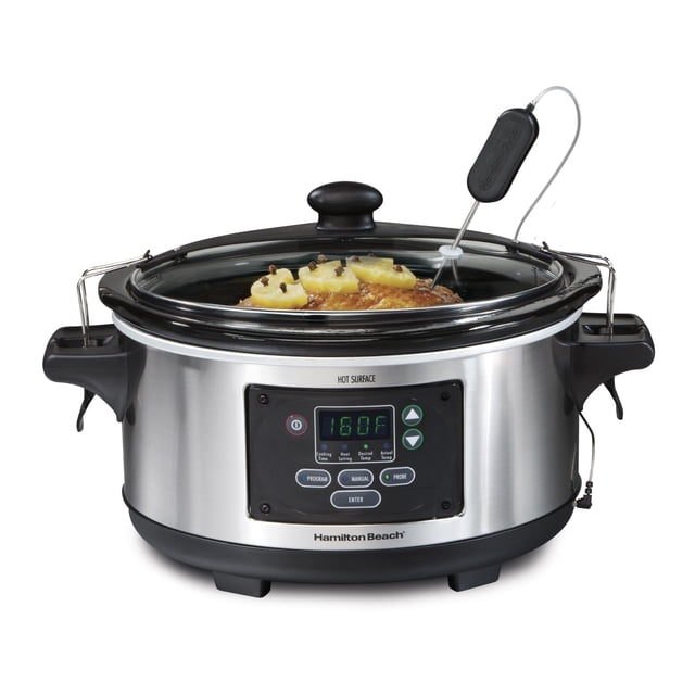 olla de cocción lenta hamilton beach set & forget 6 cuartos de galón programable de acero inoxidable con control digital y sonda de temperatura insertada en un asado, tapa de vidrio con cierre hermético, asas laterales y vasija extraíble; a menudo se usa también para preparar salsas grandes para reuniones.