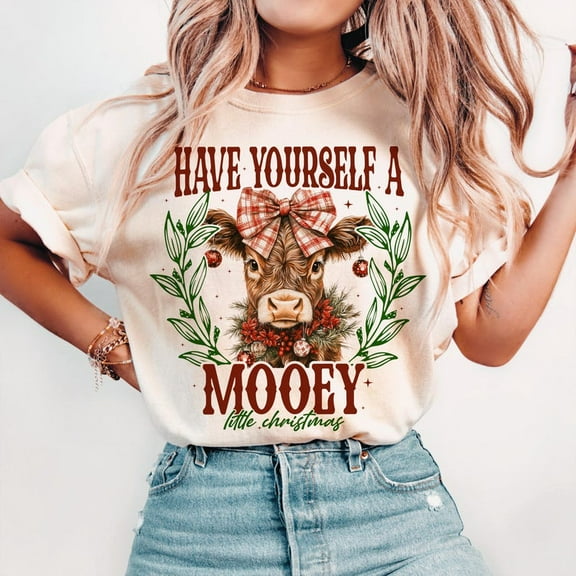 Highland Cow Western Christmas T-Shirt – Girly Coquette Holiday Tee with Trendy Cow Print and Festive Style