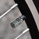 thumbnail image 3 of 8 Piezas Tapones para Llantas Juego de Tapones Válvulas Llantas Universales Cubre Válvulas de Aluminio Ideal para Coche, Camioneta, Motocicleta, Bicicleta Color Gris, 3 of 5