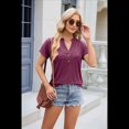 thumbnail image 4 of Camisetas de Mujer Modernas con Cuello en V y Botones, de Corta, Informales, Básicas, Holgadas Vino Tinto L, 4 of 10