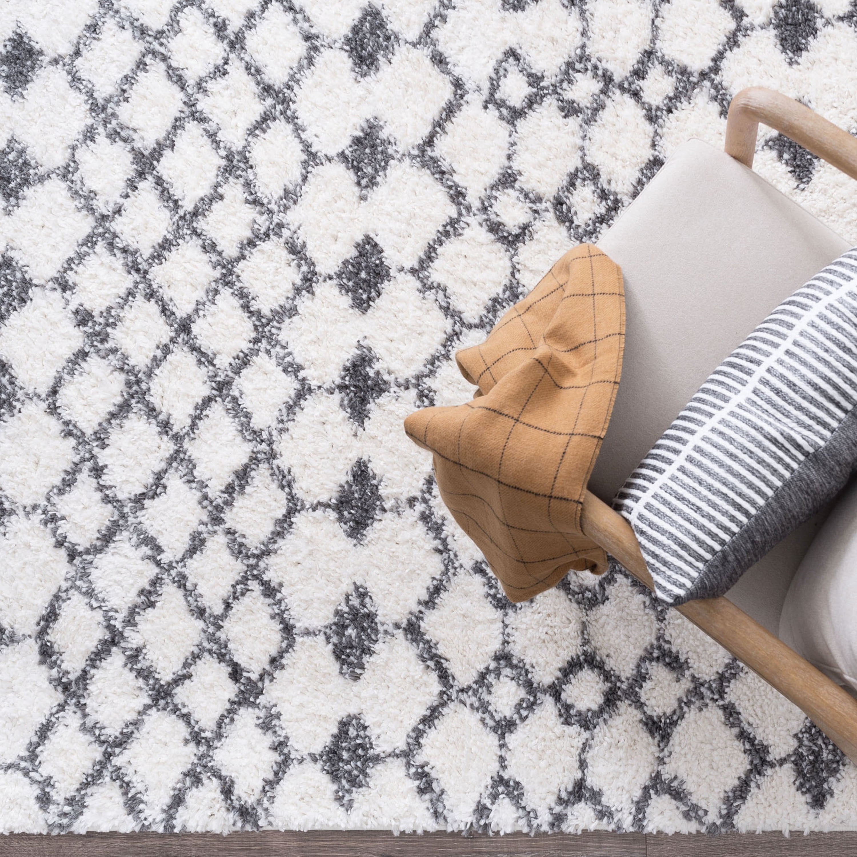 Bliss Rugs Transitional Geometric 5'3'' x 7'3'' White and Gray Polypropylene Indoor Area Rug, 5'3'' x 7'3''