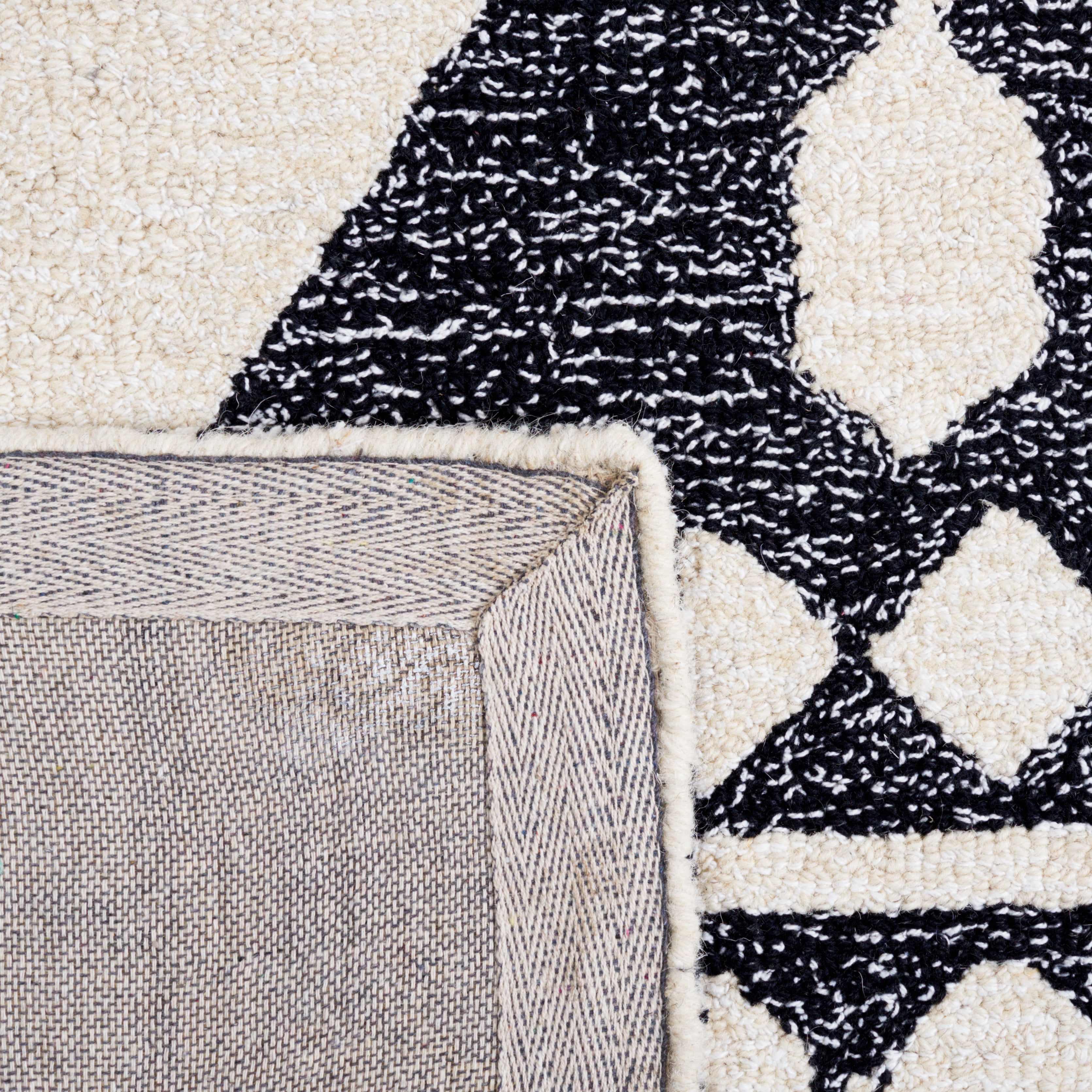 SAFAVIEH Capri Roger Southwestern Area Rug, Black/Ivory, 3' x 5'