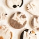 thumbnail image 1 of El posavasos para gatos Curl up viene con un sencillo paquete de material hecho a mano., 1 of 1