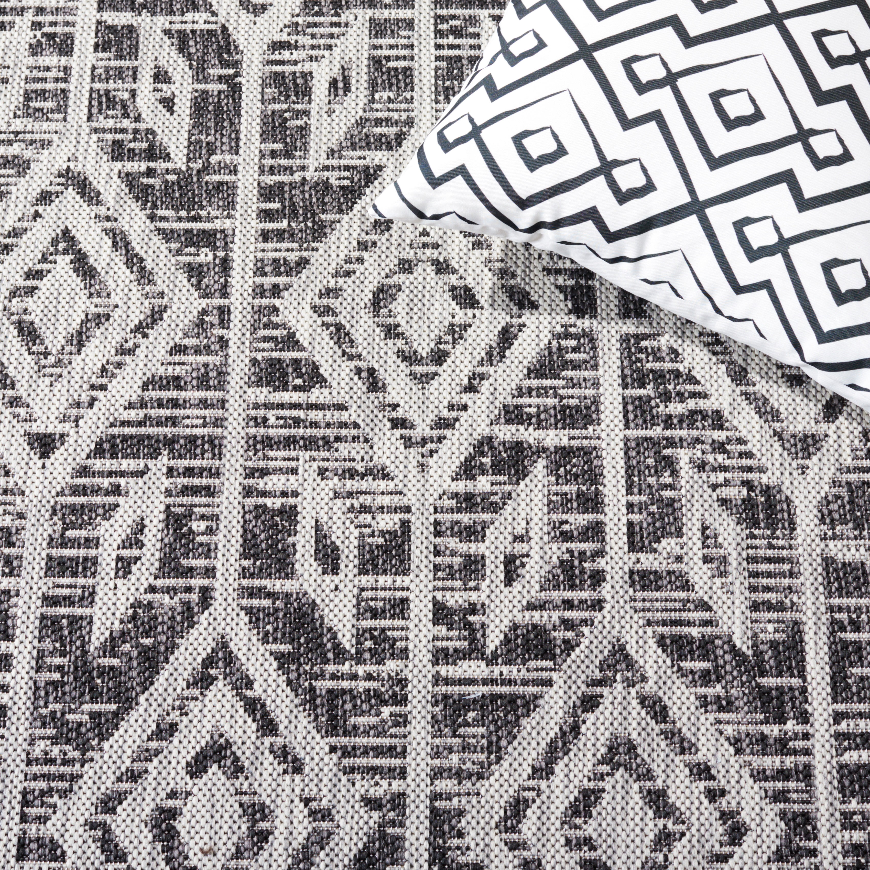 SAFAVIEH Courtyard Beckah Geometric Indoor/Outdoor Area Rug, Black/Grey, 6'7" x 9'6"