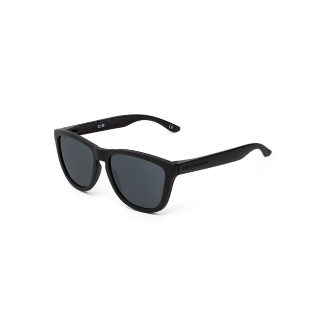 lentes de sol hawkers one para hombre y mujer hawkers one para hombre y mujeres uv400 negro, vista 3/4 derecha de montura cuadrada negra mate con lentes oscuros, patillas de 14 cm con logo Hawkers grabado, medidas: frontal 14 cm x alto 5 cm, patillas 14 cm; también adecuados como complemento de estilo para uso diario.