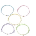 thumbnail image 1 of Set de 5 pulseras de cuentas con forma de corazón en latón dorado claro, 5 colores diferentes. Cordones de poliéster encerado. Pulseras apilables. Collar con dijes de colores surtidos., 1 of 4