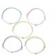 thumbnail image 1 of Set de 5 pulseras de cuentas con forma de corazón en latón dorado claro, 5 colores diferentes. Cordones de poliéster encerado. Pulseras apilables. Collar con dijes de colores surtidos., 1 of 4