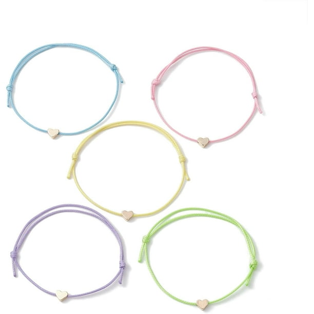 Set de 5 pulseras de cuentas con forma de corazón en latón dorado claro, 5 colores diferentes. Cordones de poliéster encerado. Pulseras apilables. Collar con dijes de colores surtidos.