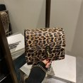 thumbnail image 2 of Bolso bandolera pequeño cuadrado con cadena retro para mujer, sencillo y moderno, con estampado de leopardo, para invierno de 2025., 2 of 5