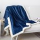 thumbnail image 4 of Manta de vellón de 51 x 63 pulgadas, gris, suave, mullida, peluda, cálida, acogedora y gruesa, perfecta para sofá, cama, sillón y silla., 4 of 5