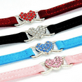 thumbnail image 4 of Collar ajustable para gatos Desiderio de terciopelo suave y seguro con dije de corazón de cristal y cascabeles, 4 of 5