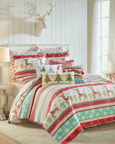 Christmas Reindeer & Snowflakes Holidays Full / Queen Quilt & Shams Set
