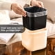 thumbnail image 5 of Mini bote de basura de escritorio, pequeño bote de basura cilíndrico con tapa para cocina y oficina, 1 unidad, diseño compacto para guardar residuos y artículos diversos de forma discreta,, 5 of 7