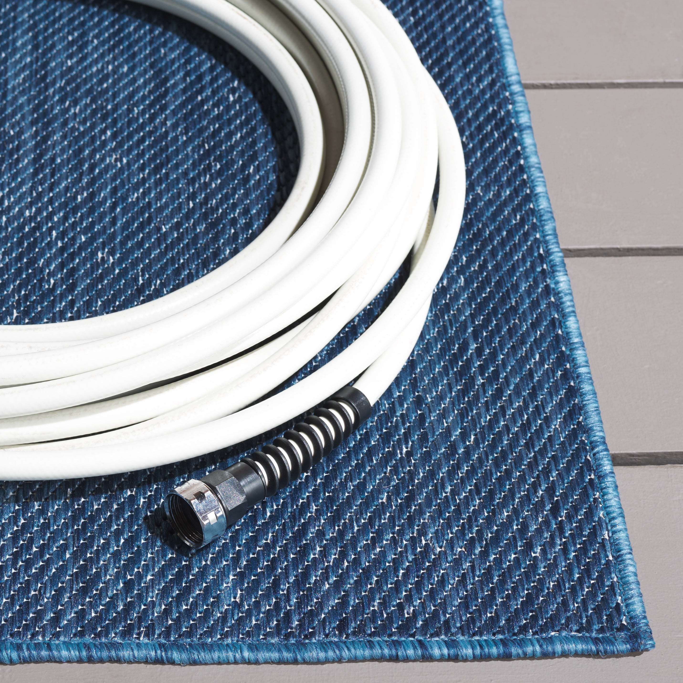 SAFAVIEH Beach House Lauressa Solid Indoor/Outdoor Area Rug, Blue, 5'3" x 7'6"