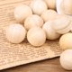 thumbnail image 2 of 100 unidades de bolas de madera de alcanforos naturales para la salud, control de plagas, bolas de madera de cedro orgánico antiinsectos, anti-polilla, eliminación de olores Afortunado Sencillez, 2 of 5