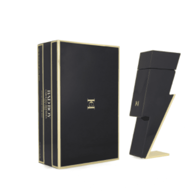 loción carolina herrera bad boy caballero edt 150ml Frasco en forma de rayo negro con bordes dorados y caja negra con borde dorado, vista 3/4; Eau de Toilette para hombre 150 ml, diseño geométrico elegante, adecuado para tocador o regalo.