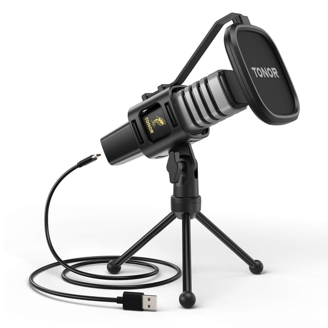 micrófono usb tonor tc30 con condensador cardioide con accesorios, vista 3/4 del micrófono negro TONOR en trípode plegable; pop filter con logo, soporte de choque visible, cuerpo con ranuras metálicas y cable USB-C a USB-A enrollado; apto para streaming, juegos y podcasting.