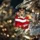 thumbnail image 3 of pstuiky Preciosa etiqueta navideña con flores y perro, adornos navideños, colgante para árbol de Navidad, decoración de árbol de Navidad estilo cabaña, árbol de Navidad verde, 3 of 4
