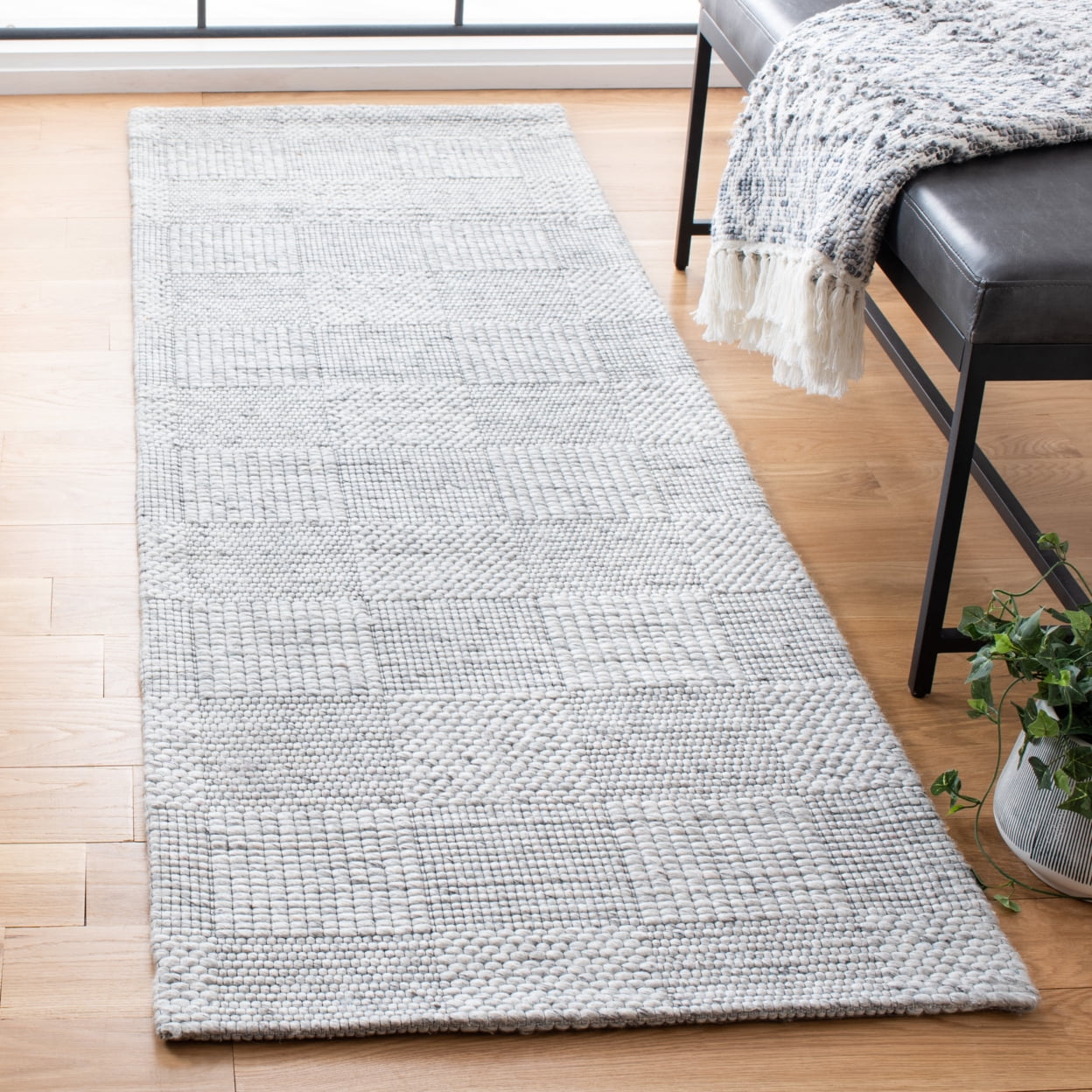 SAFAVIEH Marbella Easton Checkered Area Rug, Light Grey, 6' x 6' Round