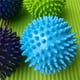 thumbnail image 4 of Pelota de PVC para pinchazos, masajes, puntos de acupuntura, agarre, fascia de uñas puntiagudas, pelota de yoga, pelota de fitness, pelota de erizo, 7,5 cm y 9,5 cm, 4 of 5