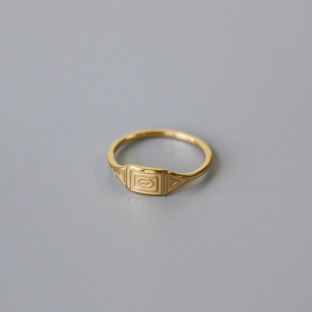 Anillo de combinación de diamantes a cuadros con tótem retro para mujer, anillo de acero de titanio con revestimiento de oro de 18 quilates, protección de color