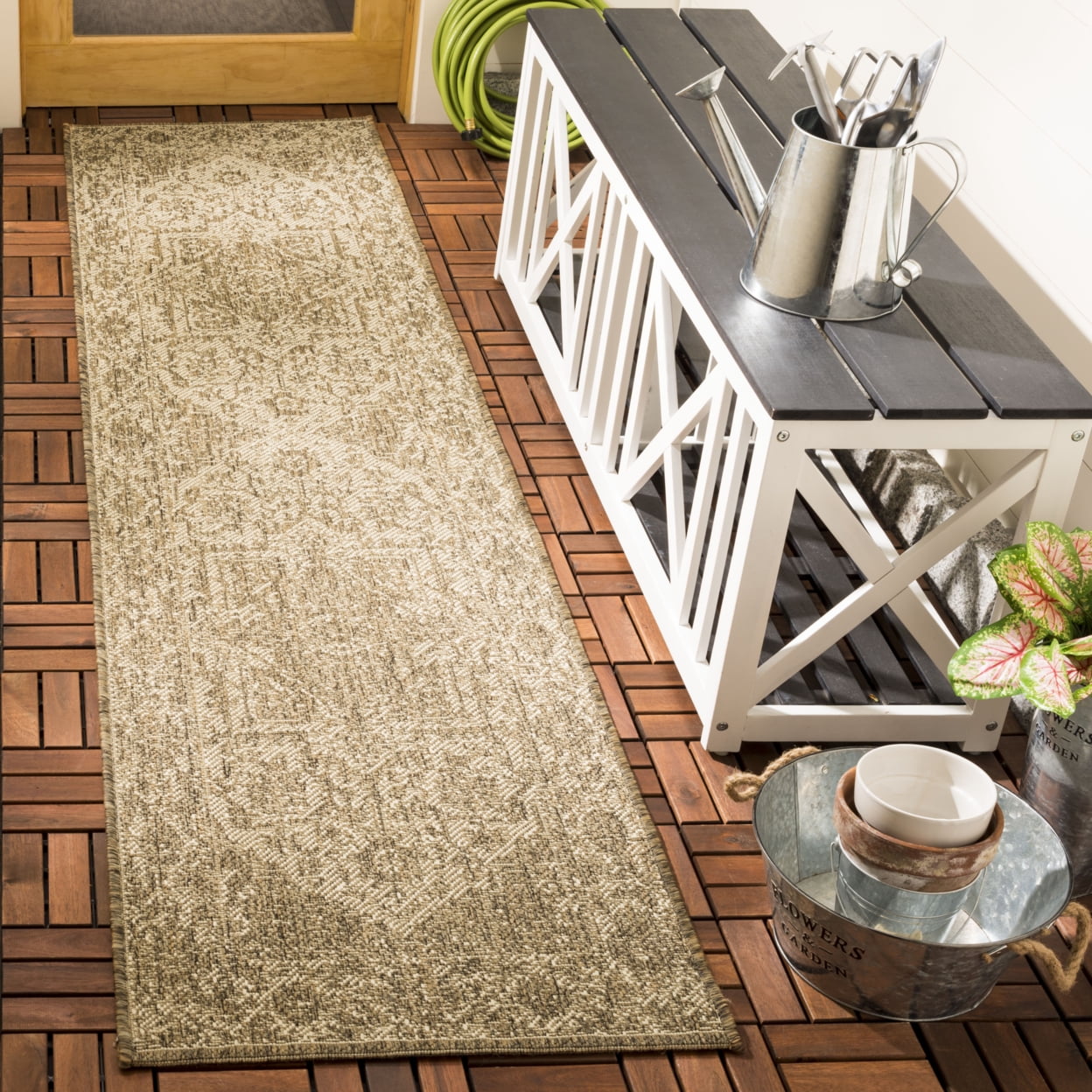 SAFAVIEH Beach House Kestrel Medallion Indoor/Outdoor Area Rug, Cream/Beige, 5'3" x 7'6"