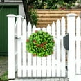 thumbnail image 4 of Plantas artificiales verdes con pequeñas bayas rojas y hojas verdes en un anillo decorativo., 4 of 6