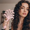 thumbnail image 2 of Peine masajeador del cuero cabelludo con mango ergonómico antideslizante para uso en seco y húmedo, cobertura total y estimulación del crecimiento del cabello., 2 of 5