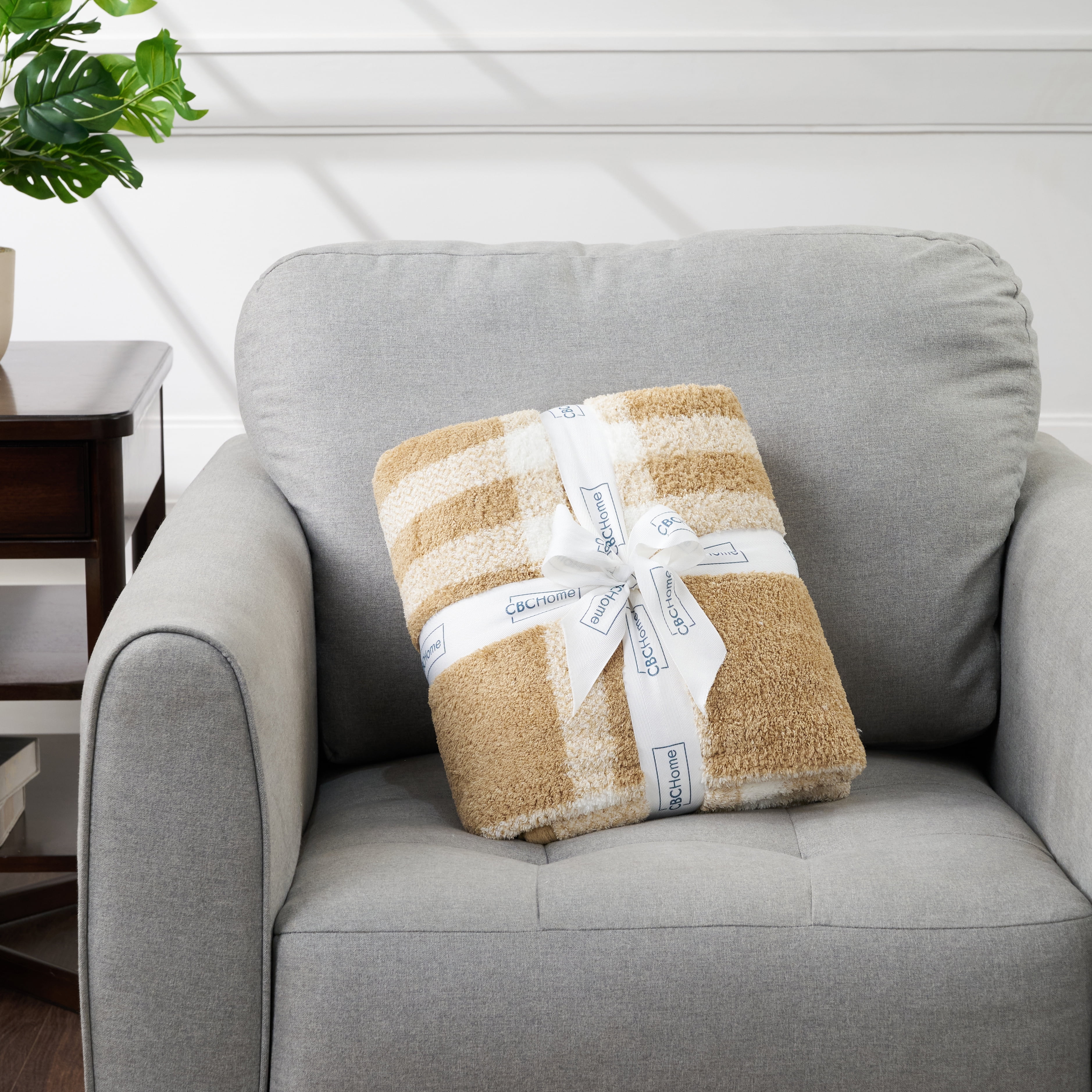 CBCHome Reversible Soft Sherpa Throw Blanket - Cute and Cozy Thick Throw for Couch, Warm Gifts for Women (Green Plaid, 50" x60")