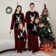 thumbnail image 1 of Conjunto de pijamas familiares navideños para estar en casa, cuello redondo, cuadros rojos y negros, estampado de ciervos y manga larga, 1 of 5