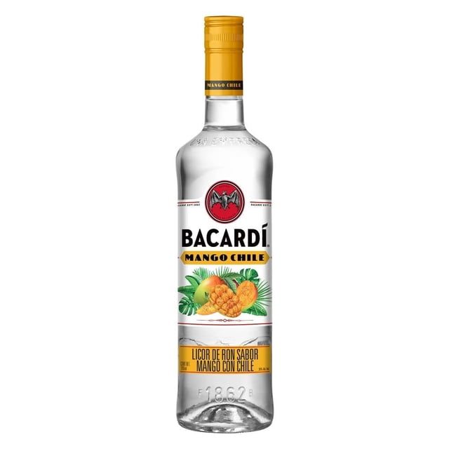 ron bacardí mango chile 700 ml botella de 700 ml, vista frontal centrada de botella transparente con tapa amarilla; etiqueta blanca con logo del murciélago y texto BACARDÍ, banda amarilla MANGO CHILE e ilustración de mangos; banda inferior indica 'licor de ron sabor mango con chile'. Fondo neutro, producto aislado; apto para preparar cocteles tropicales.