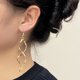 thumbnail image 3 of Pendientes con diseño avanzado de nicho con diseño de onda curvada en espiral y personalidad coreana con aguja de plata S925, 3 of 6