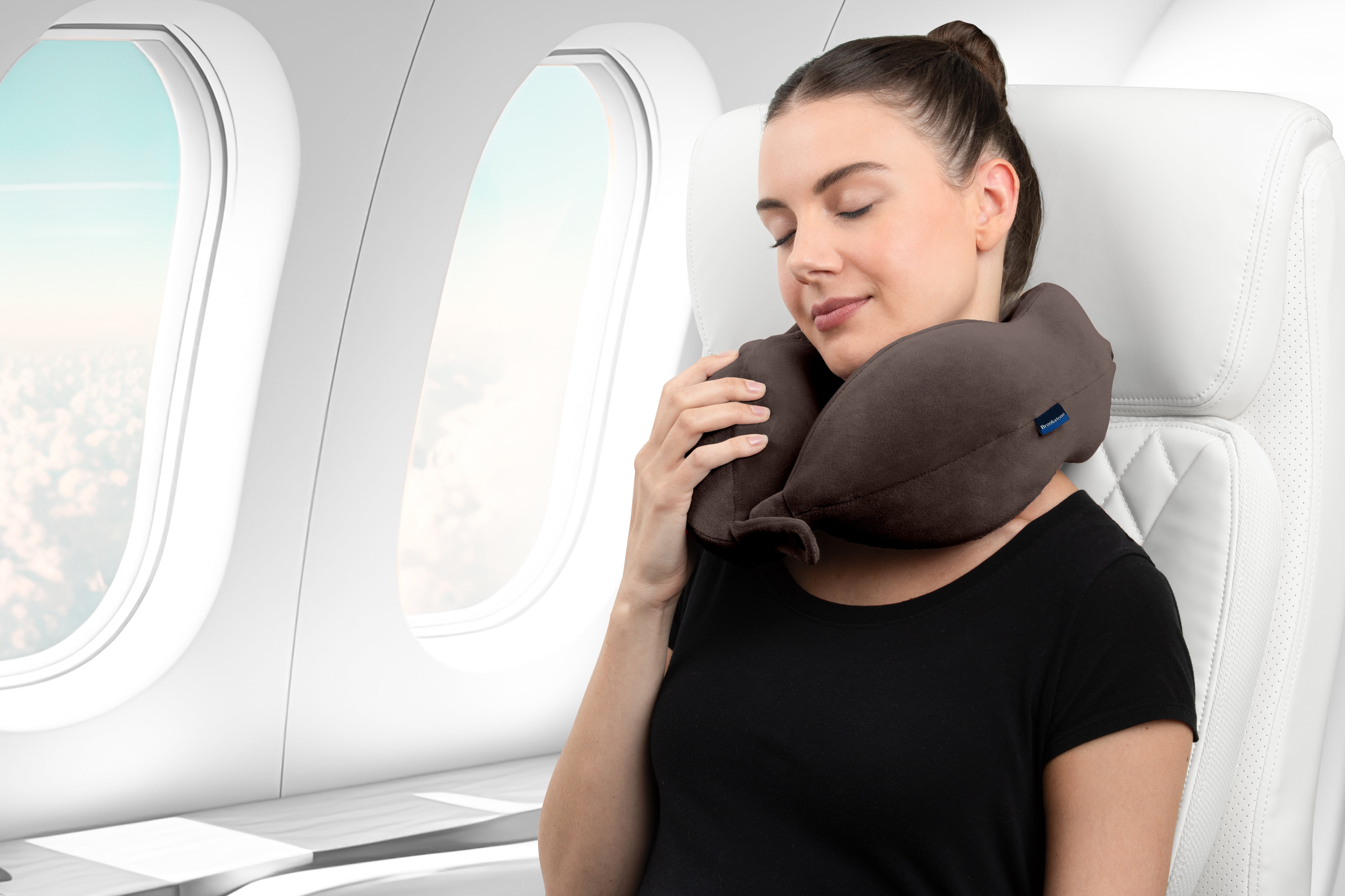 Brookstone Travel Neck Pillow  Contoured Head Memory Foam Neck Support Pillow for Travelling  (图4)