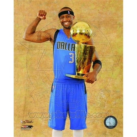 Photofile PFSAANS09001 Jason Terry with the 2011 NBA Championship Trophy Game 6 of the 2011 NBA Finals Sports Photo - 8 x 10