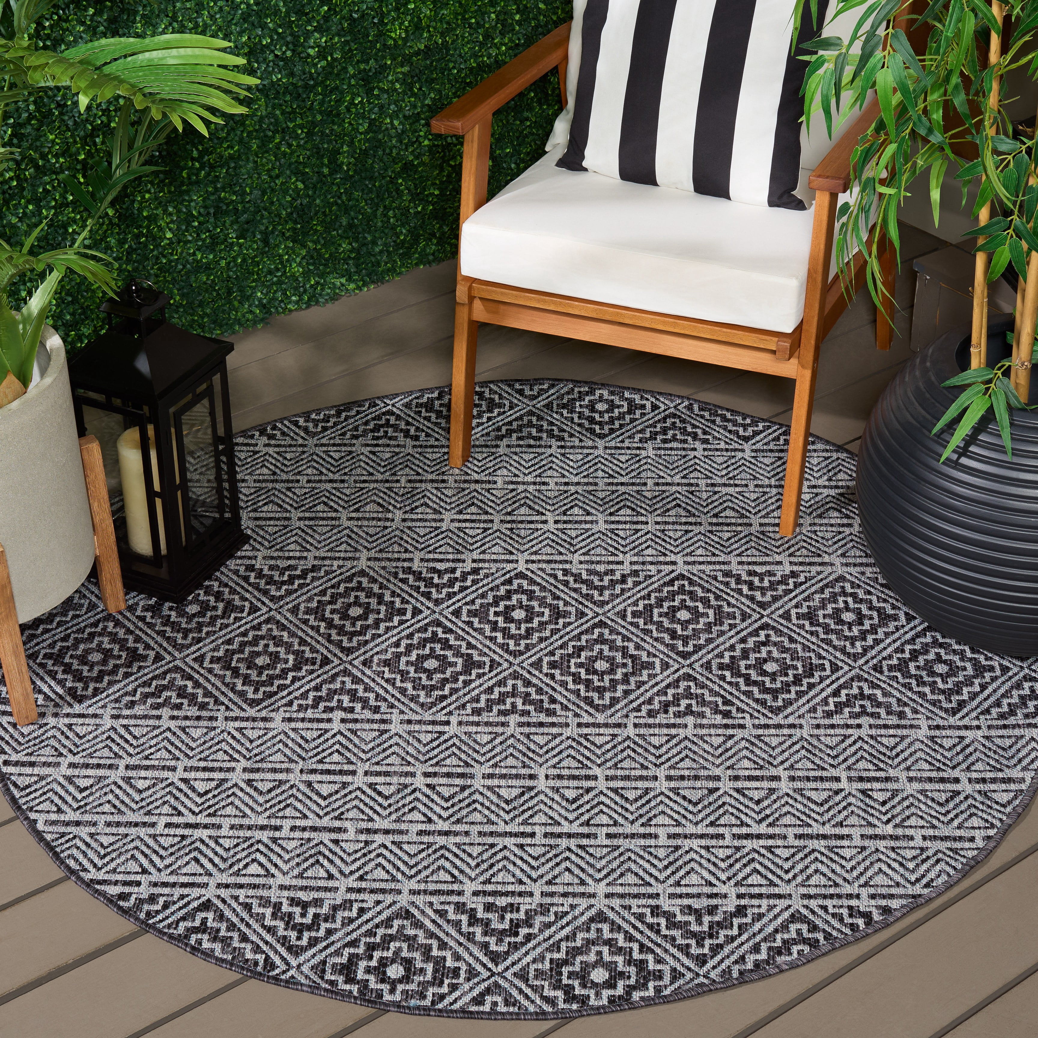 SAFAVIEH Courtyard Karen Geometric Indoor/Outdoor Area Rug, Black/Grey, 5'3" x 5'3" Round