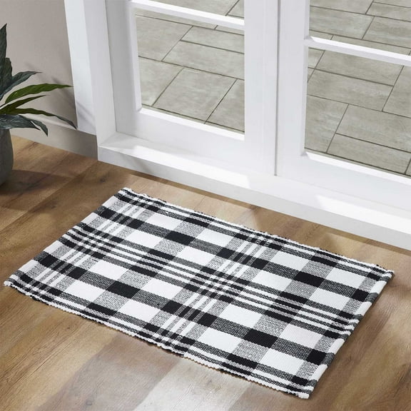 VCNY Home Black/White Plaid Indoor/Outdoor Layering Rug, 24" x 36"
