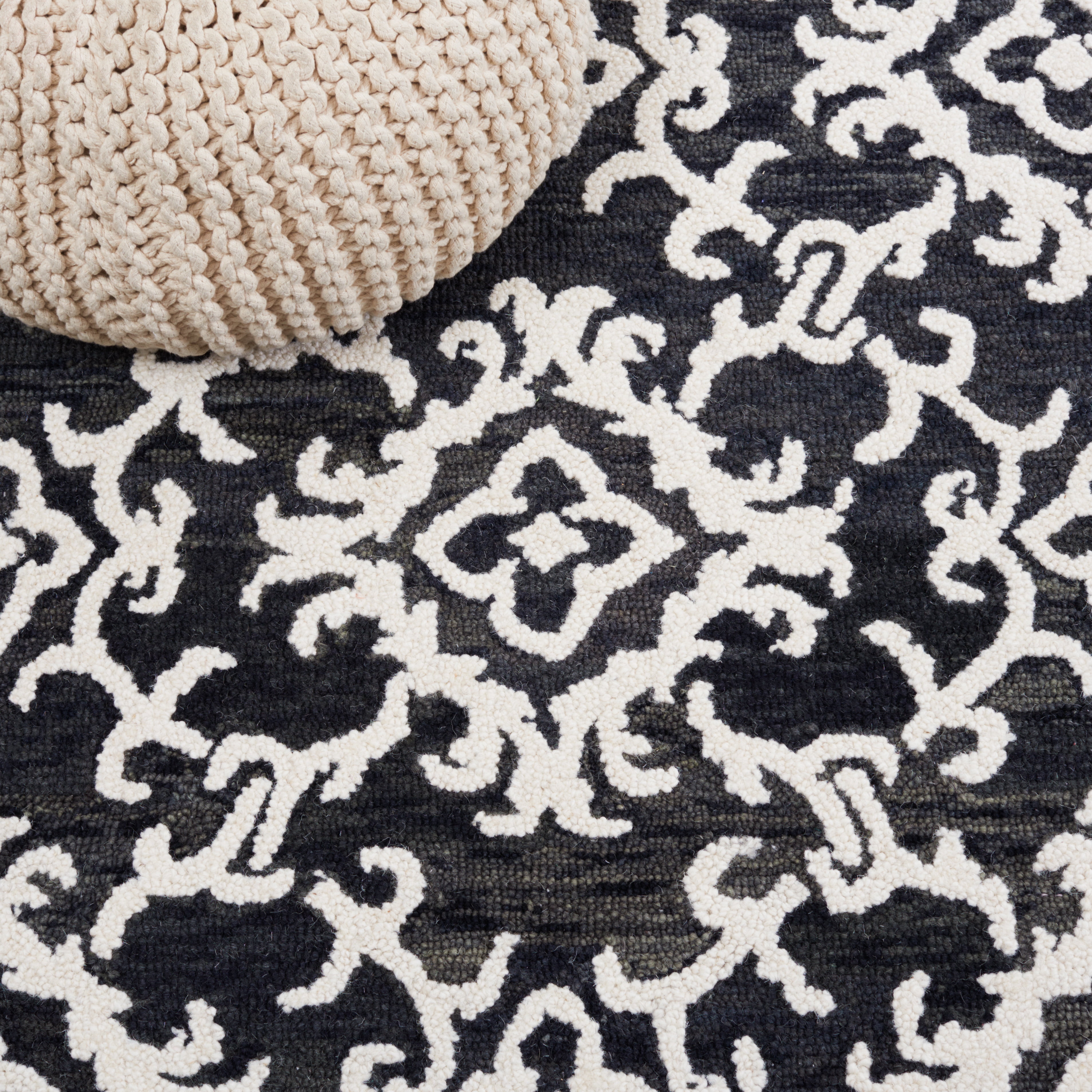 SAFAVIEH Blossom Cletus Damask Area Rug, Black/Ivory, 5' x 8'