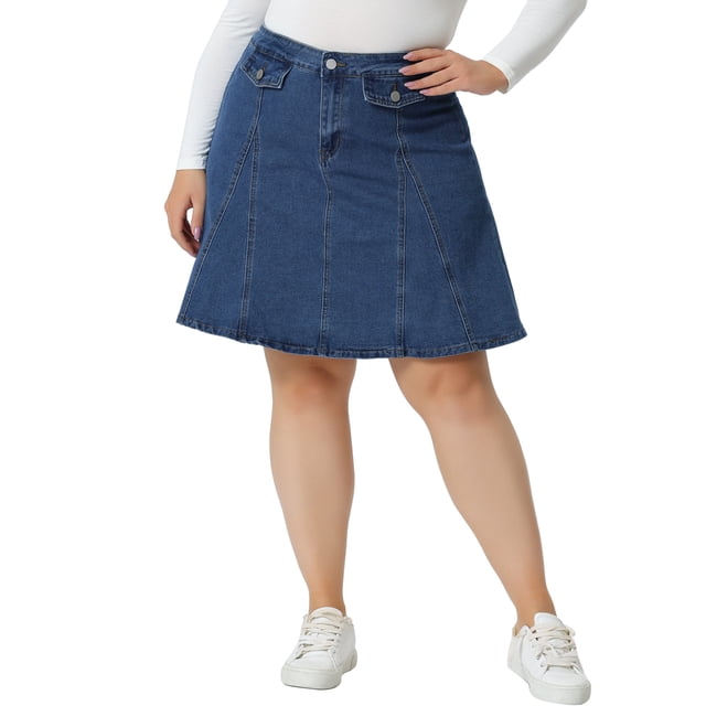 Falda de mezclilla para mujer de tallas grandes GRACE & GRANDEUR, estilo A-line mini azul medio talla 1X con cintura alta, botones decorativos frontales y bolsillos falsos; vista frontal centrada sobre modelo con top blanco y tenis, costuras paneladas verticales y cierre con botón visible; adecuada para uso diario y salidas casuales, ideal también como prenda versátil para viajes.