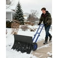 thumbnail image 1 of Pelle à Neige Roulante avec Roues – Lame en Métal Robuste 29x20 Pouces – Poignée Ergonomique à Angle et Hauteur Réglables – Pousse-Neige pour Entrée, Trottoir et Cour – Lame Noire + Poignée Bleue et Roues, 1 of 6